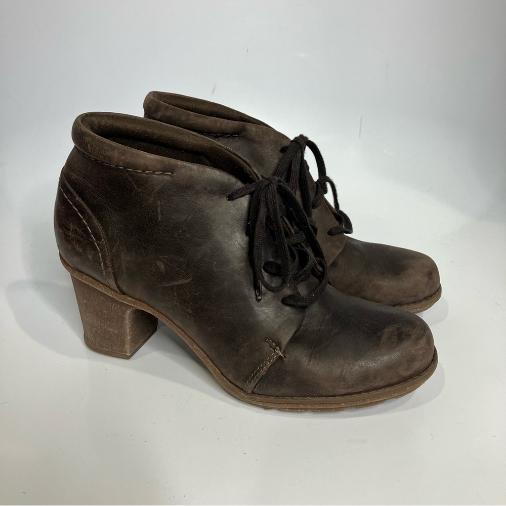 Clarks heeled booties brown leather lace up booties size 8.5